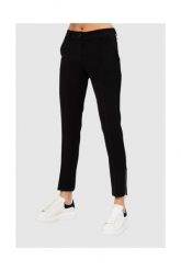 GUESS Czarne spodnie damskie. Czarne spodnie dresowe damskie Guess, s, z aplikacjami, z dresówki. W wyprzedaży za 326.99 zł.