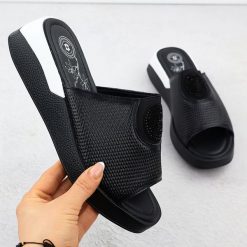 Skórzane klapki damskie komfortowe czarne Jezzi 8479. Czarne klapki damskie Jezzi, bez wzorów, ze skóry, bez obcasa. Za 159.99 zł.