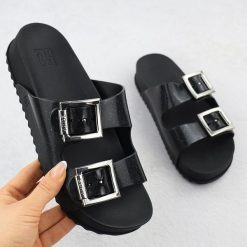 Klapki damskie z klamrami plażowe basenowe czarne Zaxy RR285058. Czarne klapki damskie Zaxy, bez wzorów, z gumy, bez obcasa. Za 209.99 zł.