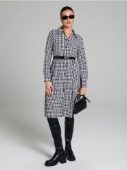 Sukienka w kratę z długim rękawem - czarny. Czarne sukienki damskie Sinsay, na co dzień, l, bez wzorów, z materiału, eleganckie, bez kołnierzyka, bez ramiączek, proste. Za 49.99 zł.