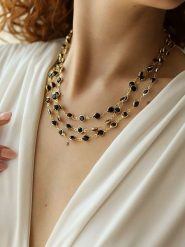 L'Atelier de Gaia Pozłacany naszyjnik z kryształami - dł. 48 cm rozmiar: onesize. Czarne naszyjniki damskie L'Atelier de Gaia, pozłacane. Za 43.99 zł.