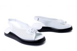 ARTIKER RELAKS 54C0765 biały, sandały damskie. Białe sandały damskie Artiker Relaks, bez wzorów, ze skóry, bez obcasa, na koturnie. Za 212.94 zł.