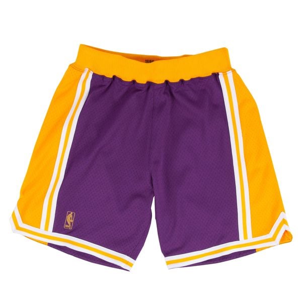 Krótka Los Angeles Lakers NBA Authentic Road 96-97. Fioletowe szorty męskie Mitchell & Ness, bez wzorów, sportowe. Za 720.50 zł.