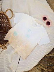 Bawełniany t-shirt z aplikacją - wielobarwny. Koszulki dziewczęce Reserved, m, z aplikacjami, z bawełny, bez ramiączek. W wyprzedaży za 15.99 zł.