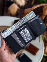 BAGmori Portfel w kolorze czarnym - 7 x 9 x 2,5 cm rozmiar: onesize. Czarne portfele męskie BAGmori, bez wzorów, z materiału. Za 43.99 zł.