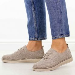 Beżowe skórzane półbuty damskie Filippo Dp7674/26. Brązowe półbuty damskie Filippo, bez wzorów, z jeansu, casualowe, z okrągłym noskiem, bez obcasa, na płaskiej podeszwie. Za 219.00 zł.