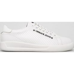 Versace Jeans - Buty. Białe buty sportowe na co dzień męskie Versace Jeans, z gumy, bez zapięcia. W wyprzedaży za 499.90 zł.