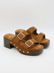 Bellucci Klapki w kolorze jasnobrązowym rozmiar: 39. Brązowe klapki damskie Bellucci, bez wzorów, bez obcasa. Za 121.99 zł.