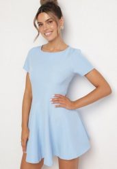 Jasnoniebieska Rozkloszowana Sukienka z Krótkim Rękawem i Ozdobnymi Przeszyciami Meporea. Niebieskie sukienki damskie Born2be, na co dzień, l, bez wzorów, eleganckie, bez kołnierzyka, bez ramiączek, mini, rozkloszowane. Za 89.99 zł.