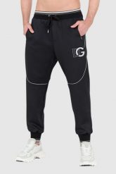 DOLCE & GABBANA Czarne spodnie dresowe z dużym logo. Czarne spodnie dresowe męskie Dolce and Gabbana, bez wzorów, z dresówki. W wyprzedaży za 2,499.99 zł.