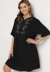 Czarna Sukienka Pudełkowa z Guzikami i Ozdobnymi Haftami Jenivanea. Czarne sukienki damskie Born2be, na co dzień, l, z aplikacjami, eleganckie, bez kołnierzyka, bez ramiączek, midi. Za 89.99 zł.