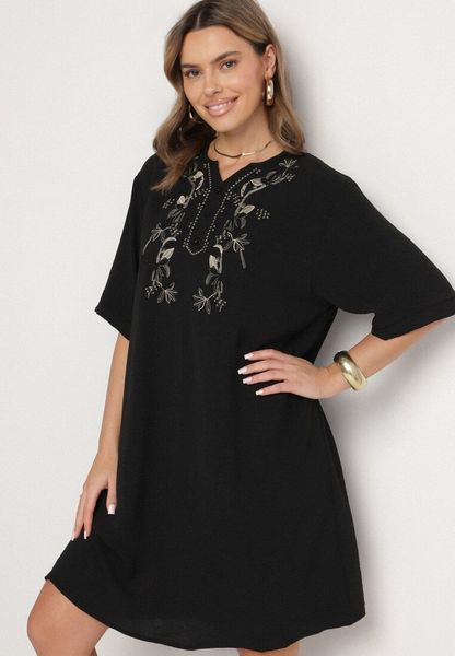 Czarna Sukienka Pudełkowa z Guzikami i Ozdobnymi Haftami Jenivanea. Czarne sukienki damskie Born2be, na co dzień, l, z aplikacjami, eleganckie, bez kołnierzyka, bez ramiączek, midi. Za 89.99 zł.