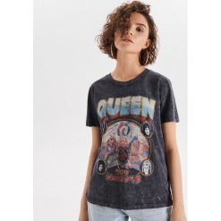 Koszulka Queen - Szary. Szare t-shirty damskie Cropp, s, bez wzorów, bez kołnierzyka. Za 59.99 zł.