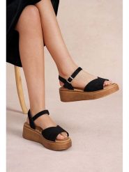 Foreverfolie Sandały w kolorze czarnym na koturnie rozmiar: 36. Czarne sandały damskie Foreverfolie, bez wzorów, bez obcasa, na koturnie. Za 117.99 zł.