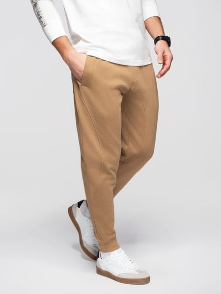 Spodnie męskie dresowe ze ściągaczem przy nogawce BASIC jogger - brązowe V2 - Rozmiar: L. Brązowe spodnie dresowe męskie Ombre Clothing, z aplikacjami, z bawełny. W wyprzedaży za 118.99 zł.