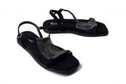 ARTIKER RELAKS 56C1370 czarny, sandały damskie. Czarne sandały damskie Artiker Relaks, z aplikacjami, bez obcasa, na płaskiej podeszwie. Za 155.94 zł.