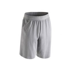 Spodenki Gym & Pilates 500 męskie. Niebieskie szorty męskie DOMYOS, z bawełny, bez kołnierzyka. Za 39.99 zł.