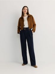 Szerokie spodnie z paskiem - granatowy. Niebieskie spodnie materiałowe damskie Reserved, bez wzorów, z tkaniny. W wyprzedaży za 89.99 zł.