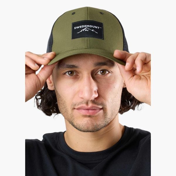 Czapka z daszkiem hiking unisex Swedemount Lofoten Trucker Cap II. Niebieskie czapki męskie SWEDEMOUNT, bez wzorów, z materiału. Za 79.99 zł.