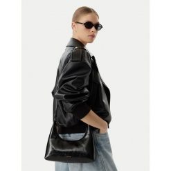 Torebka Calvin Klein. Czarne torebki klasyczne damskie CALVIN KLEIN, bez wzorów, bez dodatków. Za 489.99 zł.