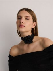 Wiązany szal z kwiatem - czarny. Czarne szaliki i kominy damskie Reserved, bez wzorów. W wyprzedaży za 45.99 zł.