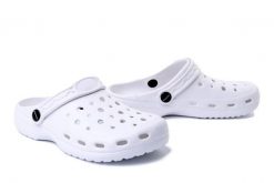 AXIM 7K2818B white, klapki basenowe damskie. Białe klapki damskie Axim, w ażurowe wzory, bez obcasa. Za 17.99 zł.