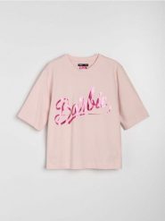 Bawełniana koszulka z napisem Barbie - różowy. Czerwone t-shirty damskie Sinsay, l, bez wzorów, z bawełny, bez kołnierzyka. Za 19.99 zł.