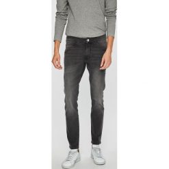 Wrangler - Jeansy Bryson. Szare jeansy męskie Wrangler. W wyprzedaży za 279.90 zł.