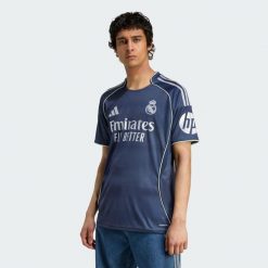 Koszulka Real Madrid 25/26 Away. Niebieskie t-shirty sportowe męskie Adidas, bez ramiączek, do piłki nożnej. Za 439.00 zł.