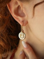 Pierres delicates Pozłacane kolczyki z perłami rozmiar: onesize. Brązowe kolczyki damskie Pierres delicates, z perłą, pozłacane, z zapięciem typu bigiel. Za 95.92 zł.