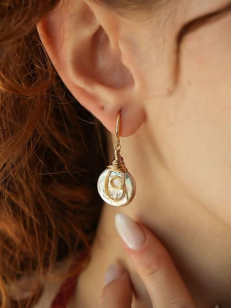 Pierres delicates Pozłacane kolczyki z perłami rozmiar: onesize. Brązowe kolczyki damskie Pierres delicates, z perłą, pozłacane, z zapięciem typu bigiel. Za 100.04 zł.