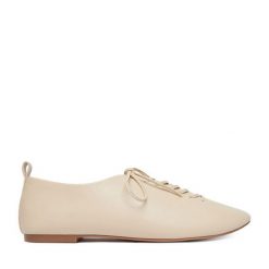 Półbuty GINO ROSSI. Białe półbuty damskie Gino Rossi, bez wzorów, bez obcasa, na płaskiej podeszwie. Za 299.99 zł.