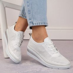 Skórzane półbuty damskie sportowe na koturnie ażurowe białe T.Sokolski W26-150. Białe czółenka damskie T.Sokolski, w ażurowe wzory, ze skóry, bez obcasa, na koturnie. Za 319.99 zł.