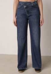 Niebieskie Bawełniane Jeansy o Szerokim Kroju z Asymetrycznym Zapięciem Fezitera. Niebieskie jeansy damskie Born2be, z podwyższonym stanem. Za 129.99 zł.