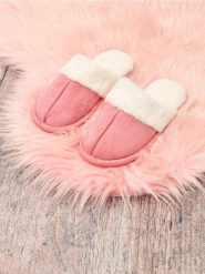 Kapcie z futerkiem - różowy. Czerwone kapcie damskie Sinsay. Za 29.99 zł.