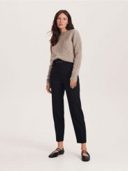 Spodnie z paskiem - czarny. Czarne spodnie materiałowe damskie Reserved, bez wzorów, z tkaniny. W wyprzedaży za 65.99 zł.