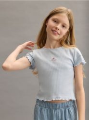 Prążkowany t-shirt z aplikacją - jasnoniebieski. Niebieskie koszulki dziewczęce Reserved, z aplikacjami, z bawełny, bez ramiączek. W wyprzedaży za 15.99 zł.