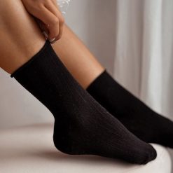 Czarne skarpetki bezuciskowe półfrotte 720. Czarne skarpetki damskie Milena, bez wzorów, z bawełny. Za 16.00 zł.