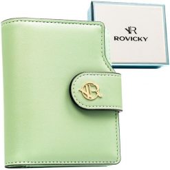Pionowy portfel damski ze skóry ekologicznej w zielonym kolorze, zamykany na zatrzask i suwak - Rovicky. Zielone portfele damskie ROVICKY, bez wzorów, ze skóry ekologicznej. Za 89.99 zł.