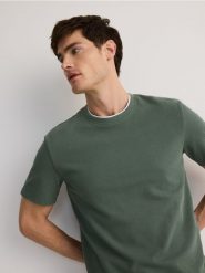 T-shirt regular z kontrastową lamówką - zielony. Zielone t-shirty męskie Reserved, l, bez wzorów, z bawełny, bez kołnierzyka. W wyprzedaży za 59.99 zł.