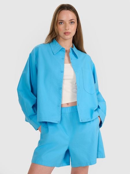 4F Koszula oversize z kołnierzykiem damska - niebieska M. Niebieskie koszule damskie 4f, m, bez wzorów, z bawełny, eleganckie, bez kołnierzyka, bez ramiączek. W wyprzedaży za 79.99 zł.