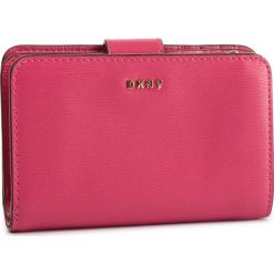 Duży Portfel Damski DKNY - R8313659 Pink PNK. Czerwone portfele damskie DKNY, bez wzorów, ze skóry. W wyprzedaży za 309.00 zł.
