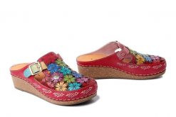 LAURA VITA 0007660 Facscineo 01 rouge, klapki damskie. Czerwone klapki damskie Laura Vita, bez wzorów, ze skóry, bez obcasa, na koturnie. Za 335.67 zł.