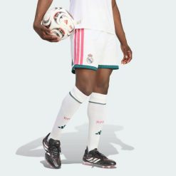 Spodenki podstawowe Real Madryt 26/27. Białe szorty męskie Adidas, bez wzorów, z materiału, klasyczne. Za 191.50 zł.