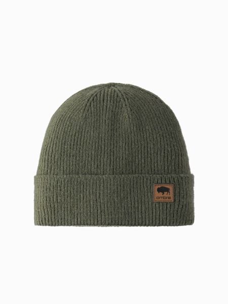 Dzianinowa czapka męska beanie z naszywką – oliwkowa V4. Zielone czapki męskie Ombre Clothing, z aplikacjami, z dzianiny, eleganckie. W wyprzedaży za 29.99 zł.