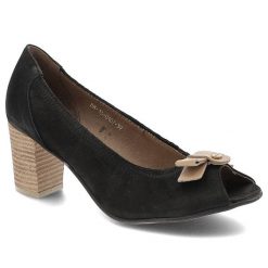 Półbuty damskie Karino, ze skóry nubukowej z otwartymi palcami, czarne, 0107-003-P. Czarne półbuty damskie Karino, bez wzorów, z nubiku, biznesowe, z otwartym noskiem, bez obcasa, na obcasie. Za 159.00 zł.