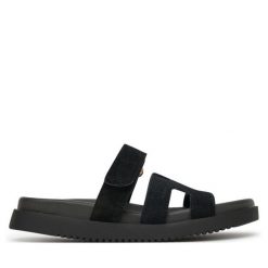 Klapki DeeZee. Czarne klapki damskie DeeZee, bez wzorów, bez obcasa. Za 159.99 zł.