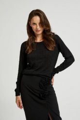 Sweter z długimi rękawami ozdobiony metaliczną nitką czarny. Czarne swetry klasyczne damskie MOODO, l, z wiskozy, bez kołnierzyka. W wyprzedaży za 47.99 zł.