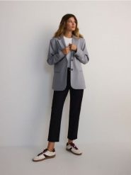 Spodnie chino z paskiem - czarny. Czarne spodnie materiałowe damskie Reserved, bez wzorów, z bawełny. W wyprzedaży za 69.99 zł.