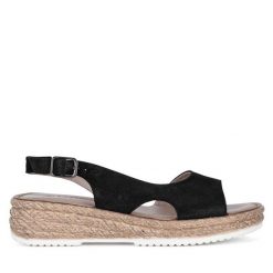 Sandały Lasocki. Czarne sandały damskie Lasocki, bez wzorów, bez obcasa, na płaskiej podeszwie. Za 159.99 zł.